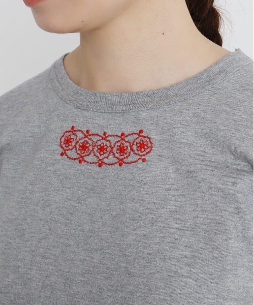Malle（マル）の「○malle 40/2 コーマ天竺 花刺繍 Tシャツ（Tシャツ 