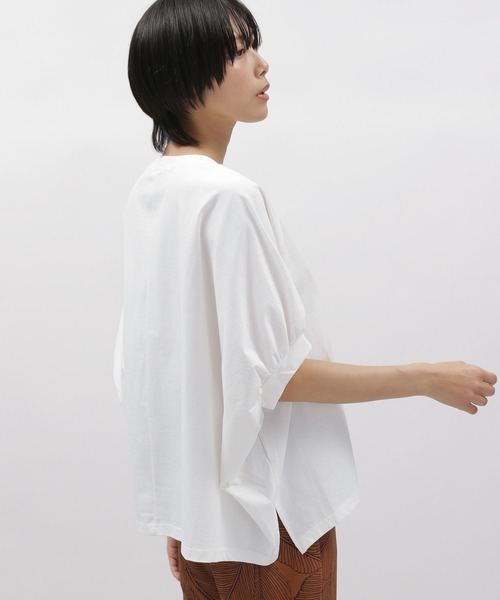 LAKOLE(ラコレ)の「コットンクレープポンチョTシャツ / 285889(Tシャツ/カットソー・レディース・ライトベージュ/オフホワイト/ブラック・SMALL/MEDIUM)」の2枚目の写真
