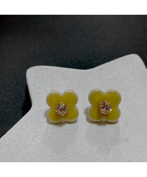 tone（トーン）の「【LoveAmooN】one big flower(MA)（ピアス（両耳用）・レディース・ホワイト/ブラック/レッド/ピンク/イエロー/グリーン・FREE）」の4枚目の写真