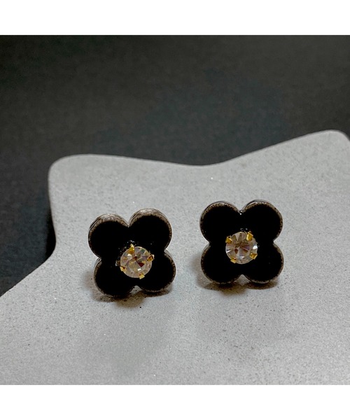 tone（トーン）の「【LoveAmooN】one big flower(MA)（ピアス（両耳用）・レディース・ホワイト/ブラック/レッド/ピンク/イエロー/グリーン・FREE）」の2枚目の写真