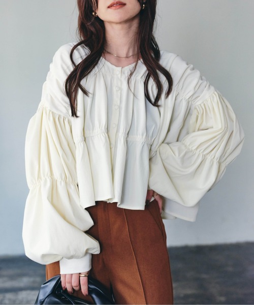 ECRIRE（エクリール）の「【creamコラボ】2WAYギャザーブラウス（シャツ/ブラウス・レディース・ブラック/ブラウン/オフホワイト/グリーン・M/L）」の2枚目の写真