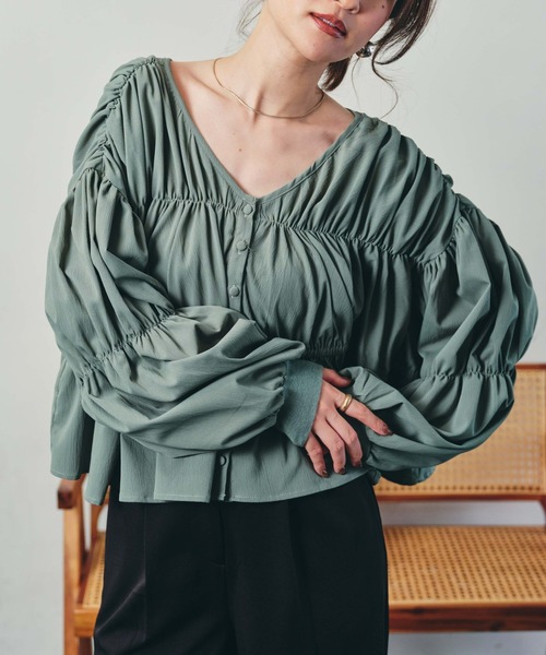 ECRIRE（エクリール）の「【creamコラボ】2WAYギャザーブラウス（シャツ/ブラウス・レディース・ブラック/ブラウン/オフホワイト/グリーン・M/L）」の4枚目の写真