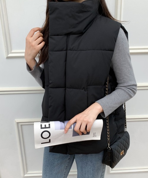 ABITOKYO（アビトーキョー）の「スタンドネックボリュウーム中綿ベスト（ダウンベスト・レディース・アイボリー/ブラック・FREE）」の8枚目の写真