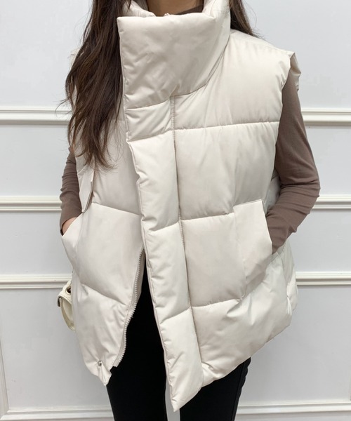 ABITOKYO（アビトーキョー）の「スタンドネックボリュウーム中綿ベスト（ダウンベスト・レディース・アイボリー/ブラック・FREE）」の17枚目の写真