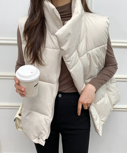 ABITOKYO（アビトーキョー）の「スタンドネックボリュウーム中綿ベスト（ダウンベスト・レディース・アイボリー/ブラック・FREE）」の18枚目の写真