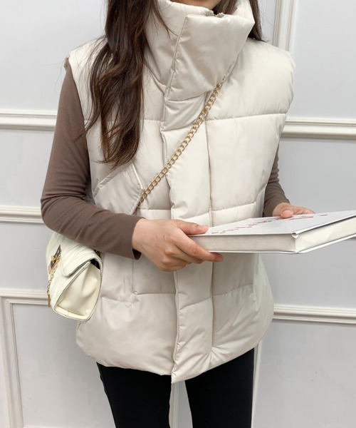 ABITOKYO（アビトーキョー）の「スタンドネックボリュウーム中綿ベスト（ダウンベスト・レディース・アイボリー/ブラック・FREE）」の19枚目の写真