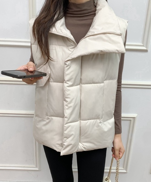 ABITOKYO（アビトーキョー）の「スタンドネックボリュウーム中綿ベスト（ダウンベスト・レディース・アイボリー/ブラック・FREE）」の22枚目の写真