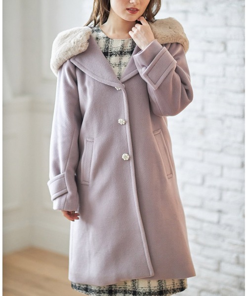 tocco closet(トッコ クローゼット)の「2WAYフェイクファー付きパールビジュー装飾フードコート(ダッフルコート・レディース・ラベンダー/アイボリー/ブラック・M)」の3枚目の写真