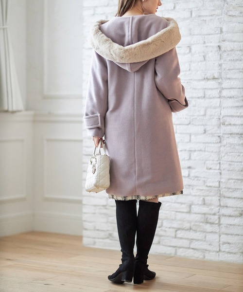 tocco closet(トッコ クローゼット)の「2WAYフェイクファー付きパールビジュー装飾フードコート(ダッフルコート・レディース・ラベンダー/アイボリー/ブラック・M)」の9枚目の写真