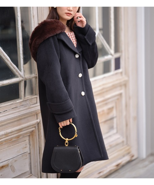 tocco closet(トッコ クローゼット)の「2WAYフェイクファー付きパールビジュー装飾フードコート(ダッフルコート・レディース・ラベンダー/アイボリー/ブラック・M)」の8枚目の写真