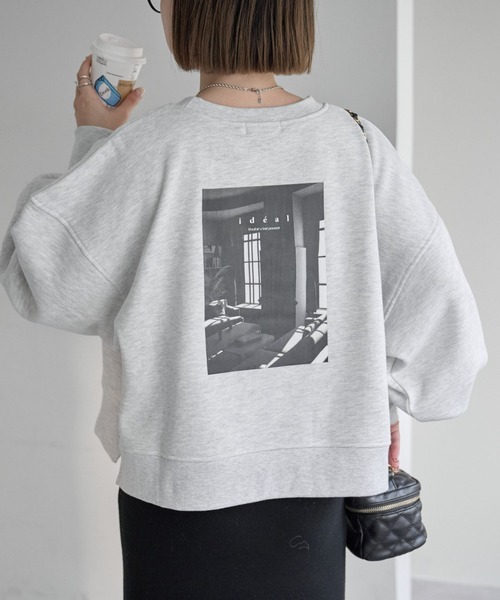 DISCOAT（ディスコート）の「裏起毛バックフォトプリントスウエット（スウェット・レディース・ライトベージュ/オフホワイト/チャコールグレー・FREE）」の3枚目の写真