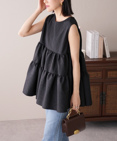 IAMUSE（アイアミューズ）の「【360度どこから見てもかわいい1枚】フラワーふくれジャガード ティアードフレアノースリーブチュニック S0889【IAMUSE】（シャツ/ブラウス・レディース・ブラック/ネイビー/オレンジ/アイボリー・FREE）」の6枚目の写真