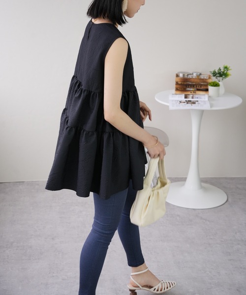 IAMUSE（アイアミューズ）の「【360度どこから見てもかわいい1枚】フラワーふくれジャガード ティアードフレアノースリーブチュニック S0889【IAMUSE】（シャツ/ブラウス・レディース・ブラック/ネイビー/オレンジ/アイボリー・FREE）」の10枚目の写真