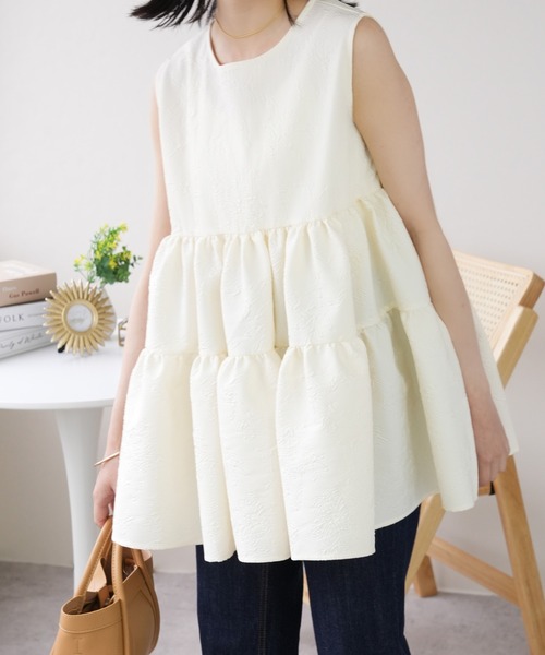 IAMUSE（アイアミューズ）の「【360度どこから見てもかわいい1枚】フラワーふくれジャガード ティアードフレアノースリーブチュニック S0889【IAMUSE】（シャツ/ブラウス・レディース・ブラック/ネイビー/オレンジ/アイボリー・FREE）」の16枚目の写真