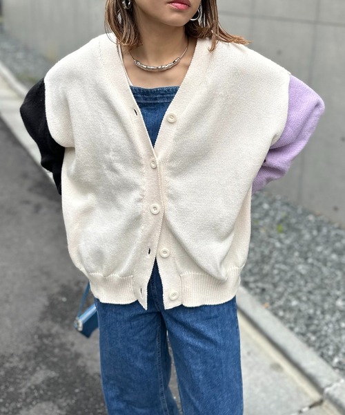 mi via loca（ミヴィアロカ）の「バックロゴアップリケ ニットカーディガン（カーディガン/ボレロ・レディース・オフホワイト/ブラック/ラベンダー/ブラック×ホワイト・FREE）」の5枚目の写真