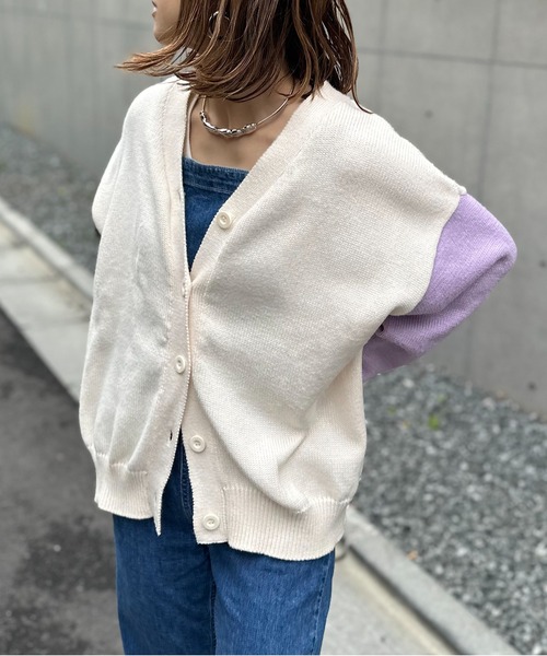 mi via loca（ミヴィアロカ）の「バックロゴアップリケ ニットカーディガン（カーディガン/ボレロ・レディース・オフホワイト/ブラック/ラベンダー/ブラック×ホワイト・FREE）」の7枚目の写真