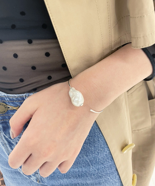 EDIT. FOR LULU(エディットフォールル)の「【mounir / ムーニエ】パールバングル(バングル/リストバンド・レディース・シルバー・FREE)」の4枚目の写真