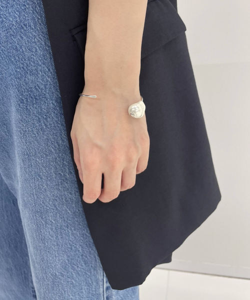 EDIT. FOR LULU(エディットフォールル)の「【mounir / ムーニエ】パールバングル(バングル/リストバンド・レディース・シルバー・FREE)」の3枚目の写真