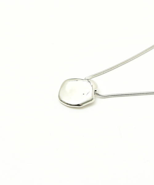 qualite（カリテ）の「オーバルチャームアジャスドネックレス（ネックレス・レディース・シルバー/ゴールド・フリー）」の4枚目の写真