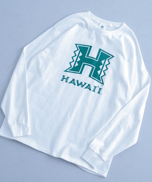 ITEMS URBANRESEARCH(アイテムズ アーバンリサーチ)の「『別注』カレッジロゴプリント ロングスリーブTシャツ(Tシャツ/カットソー・メンズ・ホワイト系その他/ホワイト/ネイビー/オートミール/ブルー系その他/グレー系その他・MEDIUM/LARGE)」の1枚目の写真