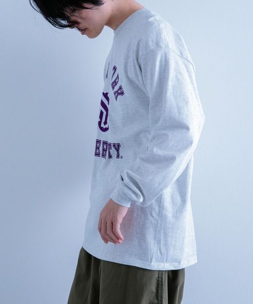 ITEMS URBANRESEARCH(アイテムズ アーバンリサーチ)の「『別注』カレッジロゴプリント ロングスリーブTシャツ(Tシャツ/カットソー・メンズ・ホワイト系その他/ホワイト/ネイビー/オートミール/ブルー系その他/グレー系その他・MEDIUM/LARGE)」の9枚目の写真