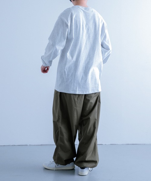 ITEMS URBANRESEARCH(アイテムズ アーバンリサーチ)の「『別注』カレッジロゴプリント ロングスリーブTシャツ(Tシャツ/カットソー・メンズ・ホワイト系その他/ホワイト/ネイビー/オートミール/ブルー系その他/グレー系その他・MEDIUM/LARGE)」の13枚目の写真
