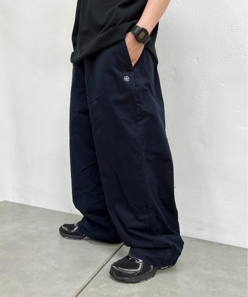 WHO'S WHO gallery（フーズフーギャラリー）の「COOPER FACT刺繍ワイドチノパンツ（チノパンツ・メンズ・ベージュ/ネイビー/ブラック/ネイビー系1/ブラック系その他/ベージュ系その他・FREE/LARGE）」の6枚目の写真