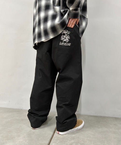 WHO'S WHO gallery（フーズフーギャラリー）の「COOPER FACT刺繍ワイドチノパンツ（チノパンツ・メンズ・ベージュ/ネイビー/ブラック/ネイビー系1/ブラック系その他/ベージュ系その他・FREE/LARGE）」の10枚目の写真