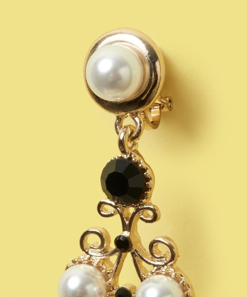 FOREVER 21(フォーエバー トゥエンティーワン)の「アンティーク風イヤリング(イヤリング・レディース・ブラック/レッド・FREE)」の4枚目の写真