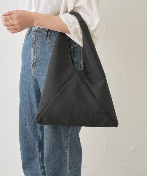 Actually（アクチュアリー）の「トライアングルバッグ S（トートバッグ・レディース・ブラック/ベージュ/ブルー・フリー）」の2枚目の写真