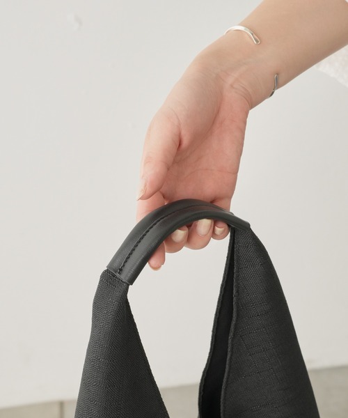 Actually（アクチュアリー）の「トライアングルバッグ S（トートバッグ・レディース・ブラック/ベージュ/ブルー・フリー）」の6枚目の写真