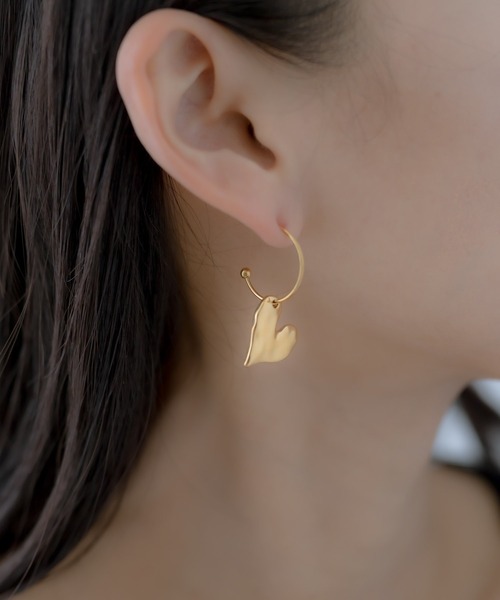 ear PAPILLONNER(イアパピヨネ)の「《金属アレルギー対応》ステンレス・ハート×フープピアス(ピアス(両耳用)・レディース・シルバー/ゴールド・FREE)」の4枚目の写真