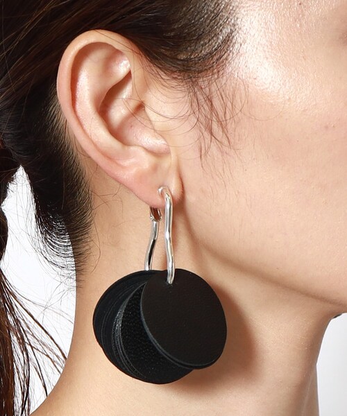 HIROKO HAYASHI（ヒロコハヤシ）の「PEPE CERCHIO（ペペ チェルキオ）イヤリング（イヤリング・レディース・ブラック/オフホワイト・00）」の2枚目の写真