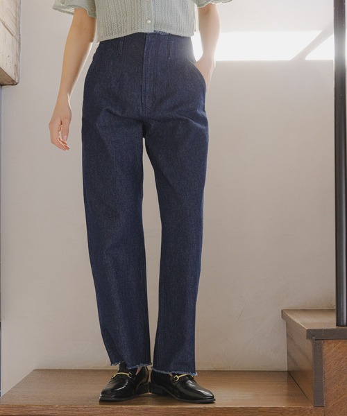 mysty woman(ミスティウーマン)の「ハイウエストカーブデニムパンツ 996920(デニムパンツ・レディース・ネイビー/ブラック/ブルー・SMALL/MEDIUM)」の2枚目の写真