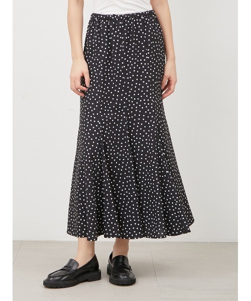 Mila Owen(ミラオーウェン)の「裾フレアマキシ丈ドットナロースカート(スカート・レディース・グリーン/ブラック/アイボリー・1/0)」の8枚目の写真