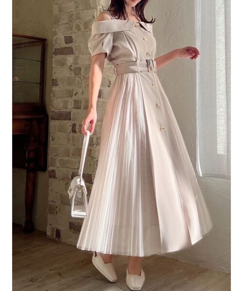 RESEXXY(リゼクシー)の「オフショルプリーツワンピース(ワンピース・レディース・ブラック/ネイビー/ベージュ・FREE)」の3枚目の写真