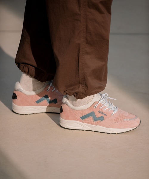 KARHU(カルフ)の「KARHU / "ARIA 95" スニーカー(スニーカー・レディース・グレー系/ピンク系/ブラック系/グリーン系・7/5/9/10/8/6)」の4枚目の写真