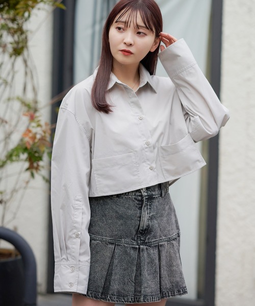 SPINNS(スピンズ)の「長袖ショート丈シャツ(シャツ/ブラウス・レディース・グレイッシュベージュ/ブラック/オフホワイト・ONESIZE)」の3枚目の写真