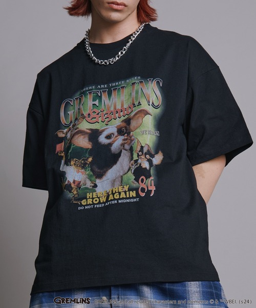 ADPOSION(アドポーション)の「【GREMLINS / グレムリン】ヴィンテージ風フォトプリントTシャツ(Tシャツ/カットソー・レディース・ブラック/ホワイト×ブラック/ホワイト/チャコールグレー・MEDIUM/LARGE/X-LARGE)」の1枚目の写真
