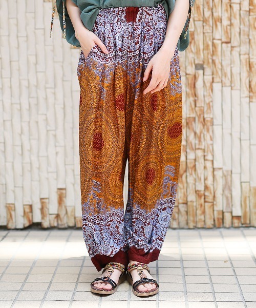 チチカカ(チチカカ)の「タイ柄バルーンパンツ(その他パンツ・レディース・ブラック/ブラウン/ネイビー・MEDIUM/LARGE)」の3枚目の写真
