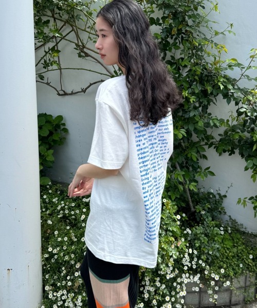 THEATRE PRODUCTS（シアタープロダクツ）の「マニフェストプリント半袖Tシャツ（Tシャツ/カットソー・レディース・チャコール/ホワイト/ナチュラル・FREE）」の2枚目の写真