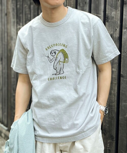 NOLLEY’S（ノーリーズ）の「BACKPACKING CHALLENGE ナマケモノ プリントTシャツ（Tシャツ/カットソー・メンズ・ロイヤルブルー/ホワイト/チャコールグレー/グレイッシュベージュ・S/M/L）」の3枚目の写真