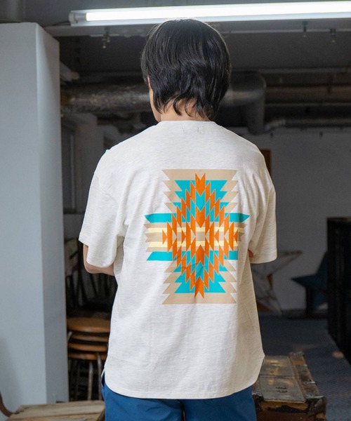 PEN FIELD(ペンフィールド)の「【Penfield】【防汚加工】ネイティブ柄バックプリント半袖Tシャツ(Tシャツ/カットソー・キッズ・オートミール/オレンジ/ネイビー・170cm/160cm/150cm/140cm)」の2枚目の写真