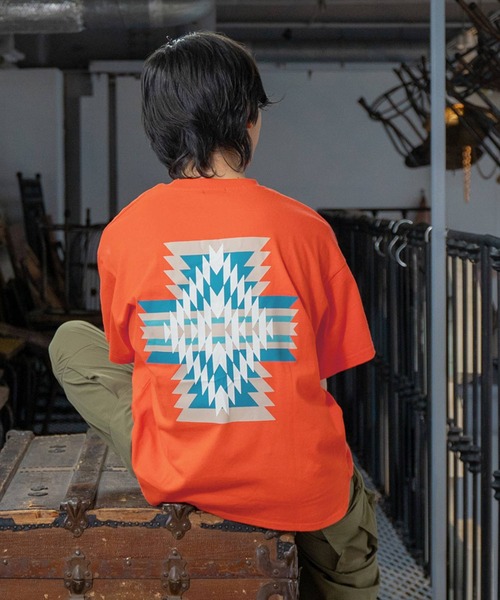 PEN FIELD(ペンフィールド)の「【Penfield】【防汚加工】ネイティブ柄バックプリント半袖Tシャツ(Tシャツ/カットソー・キッズ・オートミール/オレンジ/ネイビー・170cm/160cm/150cm/140cm)」の3枚目の写真