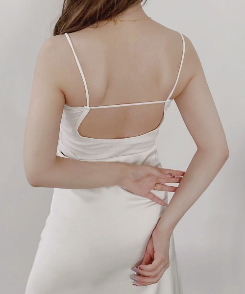 Reurie'（レウリィ）の「バックオープンブラトップ／back open bratop 背中開き キャミソール バンドゥ インナー 細ストラップ パット リブ デザインブラ 重ね着 レイヤード カップ付き シンプル ベーシック 紐ストラップ 白 黒 ホワイト ブラック（チューブトップ・レディース・ホワイト/ブラック・FREE）」の4枚目の写真