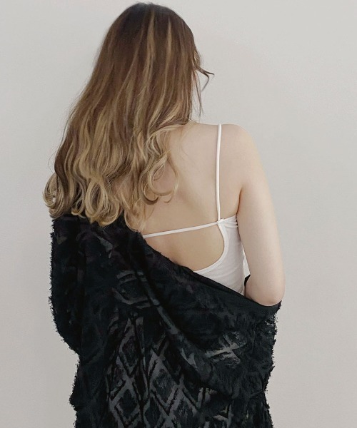 Reurie'（レウリィ）の「バックオープンブラトップ／back open bratop 背中開き キャミソール バンドゥ インナー 細ストラップ パット リブ デザインブラ 重ね着 レイヤード カップ付き シンプル ベーシック 紐ストラップ 白 黒 ホワイト ブラック（チューブトップ・レディース・ホワイト/ブラック・FREE）」の12枚目の写真