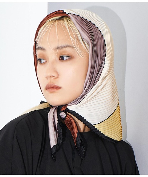 Settimissimo（セッティミッシモ）の「パネル柄 プリーツスカーフ（ストール/ショール・レディース・ベージュ/ブルー・FREE）」の2枚目の写真