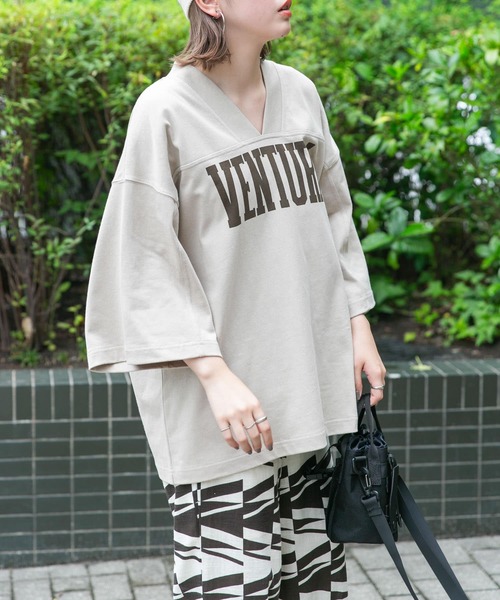 KBF（ケイビーエフ）の「BIGフットボールTEE（Tシャツ/カットソー・レディース・チャコールグレー/ベージュ系その他・ONE）」の2枚目の写真