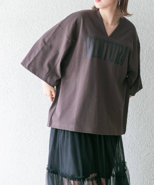 KBF（ケイビーエフ）の「BIGフットボールTEE（Tシャツ/カットソー・レディース・チャコールグレー/ベージュ系その他・ONE）」の3枚目の写真