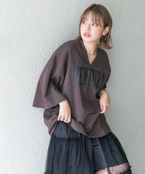 KBF（ケイビーエフ）の「BIGフットボールTEE（Tシャツ/カットソー・レディース・チャコールグレー/ベージュ系その他・ONE）」の4枚目の写真